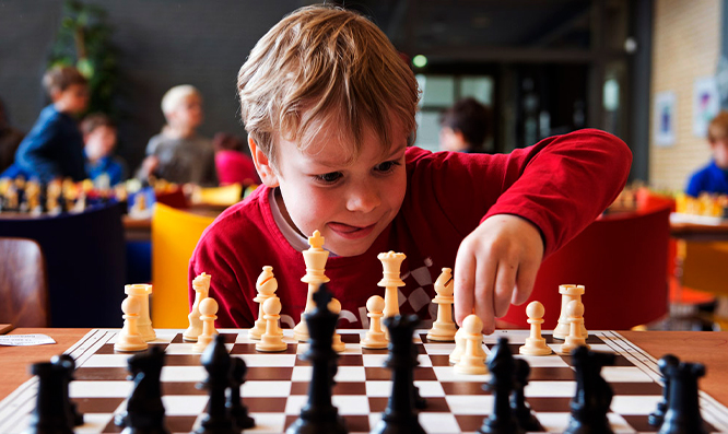Детей научат играть в шахматы